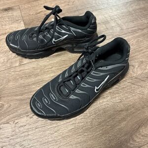 Nike women or youth Black and Gray Sneakers